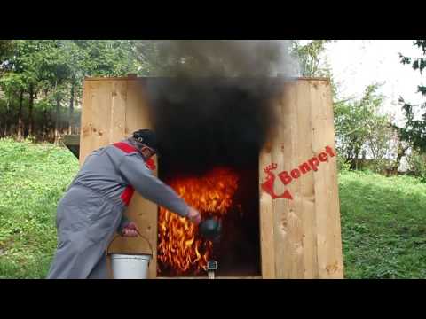 Zwei Feuerwehrleute löschen Waldbrand. Das Feuer löschen. Arbeit Zwei Feuerwehrleute löschen Waldbrand. Das Feuer löschen. Arbeit